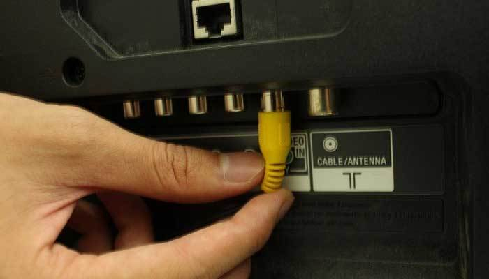 Cắm tiếp đầu dây còn lại vào tivi để kết nối dàn máy Sony