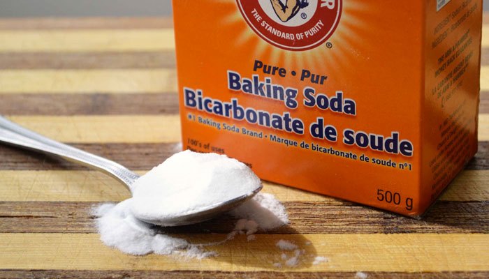 Cho baking soda vào máy giặt làm sáng áo