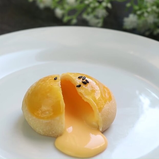 Lavamondkuchen mit geschmolzenem Salzei wird leuchtend gelb, die Kruste ist nicht zu feucht (Quelle: Internet)