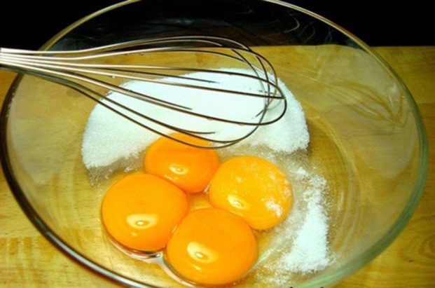 Thêm đường vào hỗn hợp trứng