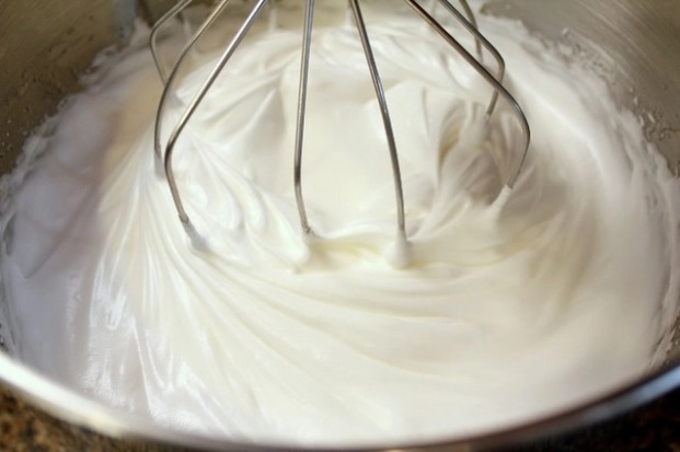 Đánh bông lòng trắng trứng và bột tartar