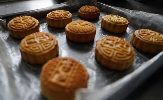 Nướng bánh Trung Thu bằng lò nướng hoặc nồi chiên không dầu