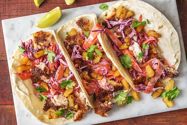Khi cá chín, bạn hâm nóng bánh Tacos giòn ngon và đặt cá vào giữa.