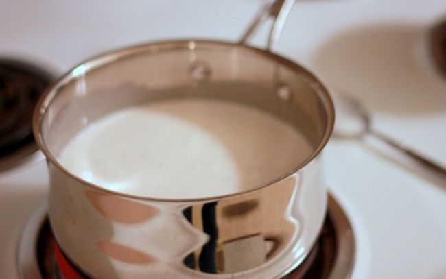 Cho nước cốt dừa, đường, muối và nồi đun, sau đó cho bột năng hòa tan vào khuấy cùng