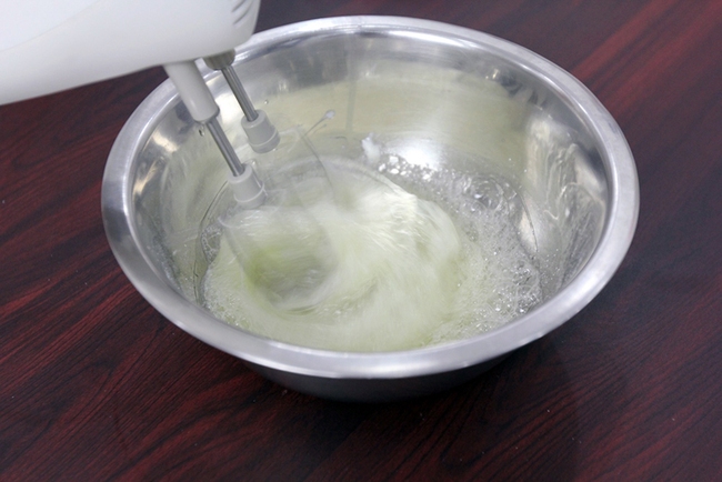 Đặt âu trứng lên một thau nước đá rồi đánh bông lên bằng máy đánh trứng