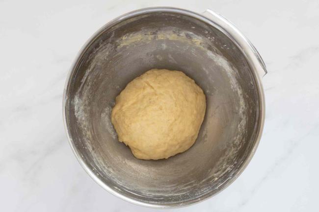 Lấy bột ra thớt hoặc mặt phẳng sạch và nhồi bột đến khi bột dẻo mịn thì cho vào tô