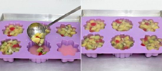 Múc phần rau câu trái cây vào khuôn bánh Trung Thu bằng nhựa