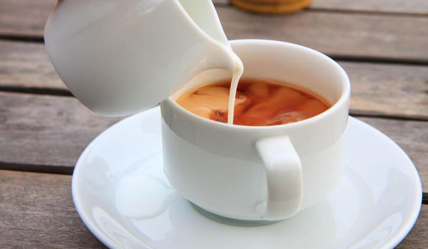 Dùng sữa đặc trong cách làm trà sữa trân châu đường đen tại nhà