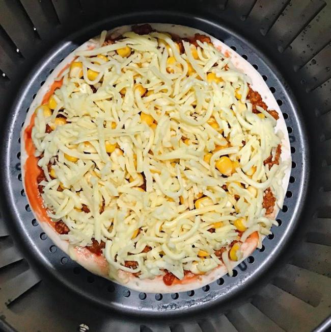 Cách làm bánh pizza bắp phô mai bằng nồi chiên không dầu