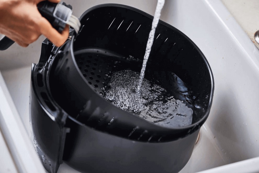Ngâm khay trong nước ấm từ 10 - 15 phút để loại bỏ các chất bẩn