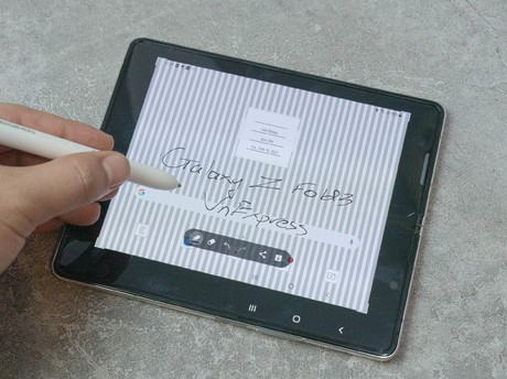 Màn hình Galaxy Z Fold 3 Thom Browne: