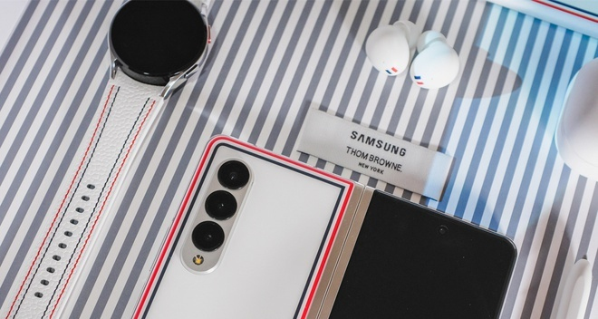 Thiết kế bên ngoài ốp lưng Galaxy Z Fold3 Thom Browne