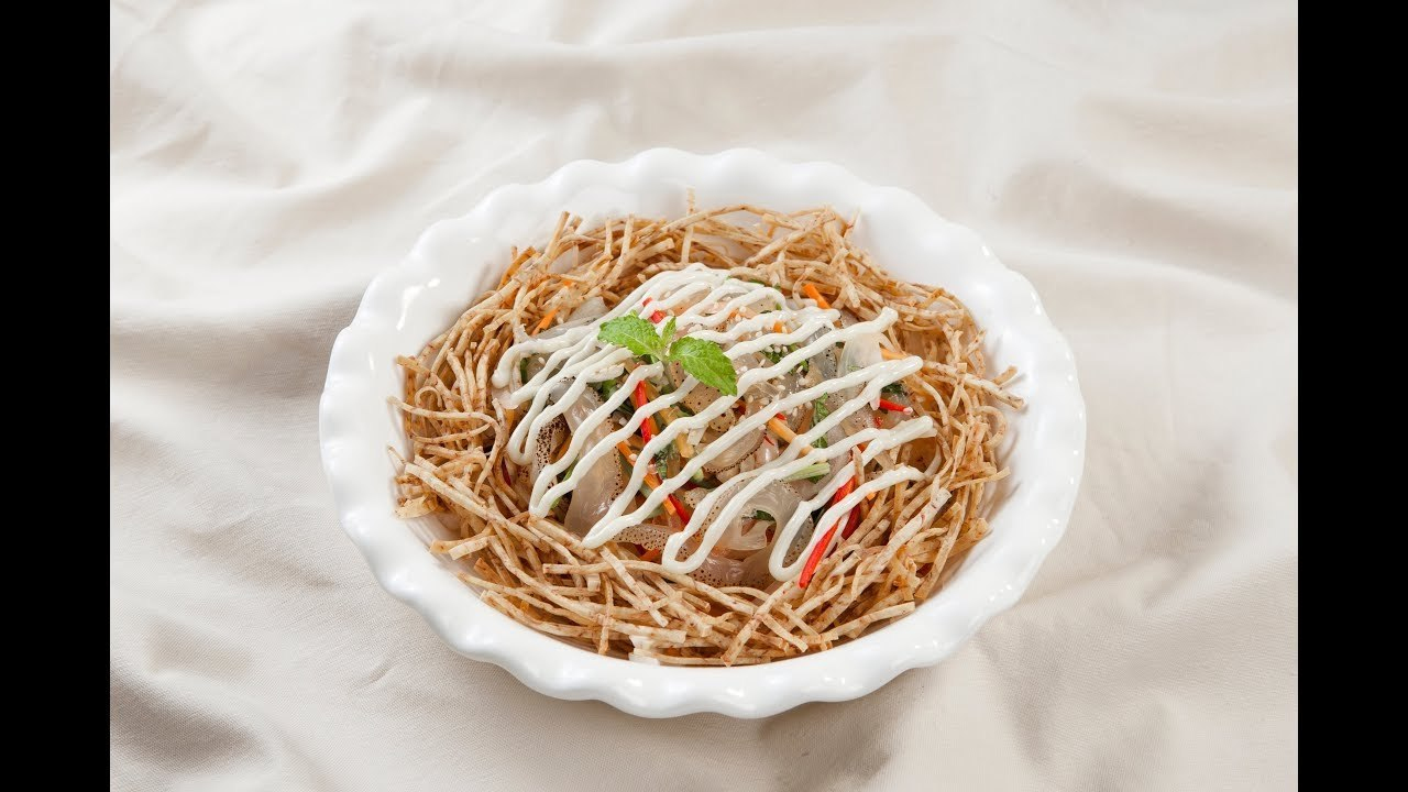 Có thể đổi vị với món gỏi ngon từ sứa và khoai môn