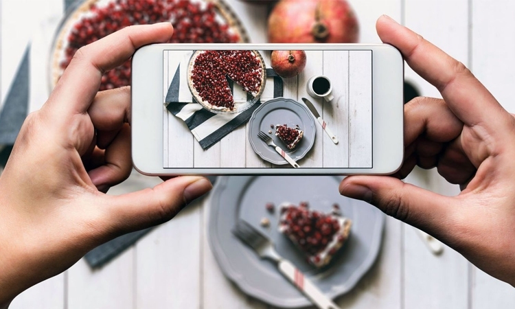 Mất hàng giờ dùng điện thoại chỉ để chụp món ăn để đăng trên mạng xã hội, đáng không?