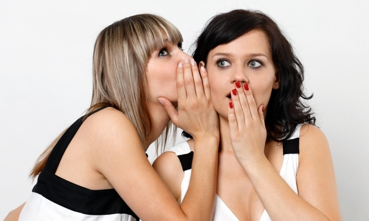 Buông điện thoại xuống, đừng nên quá quan tâm đến status đăng trên mạng xã hội của bạn bè