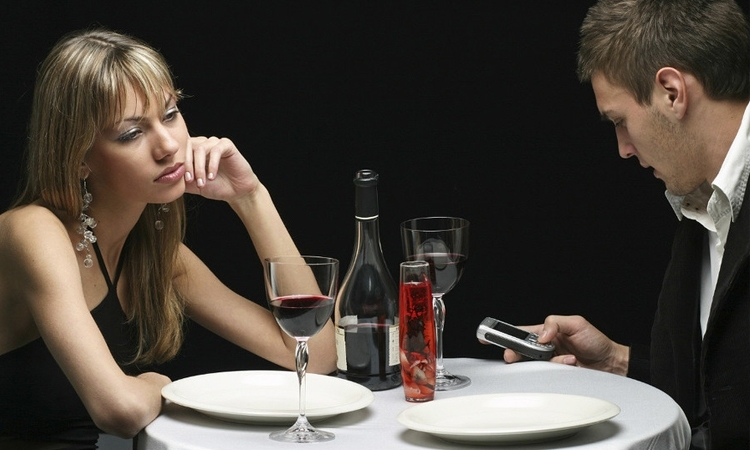 Không có điện thoại trong tay để lên mạng xã hội bạn khó chịu sao? Đừng lo lắng, đây chính là cơ hội để bạn có thêm thời gian nói chuyện, quan tâm đến mọi người xung quanh đấy