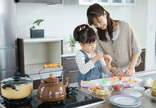 Trẻ nhỏ có được an toàn khi nhà sử dụng bếp điện từ? | Nguyễn Kim Blog
