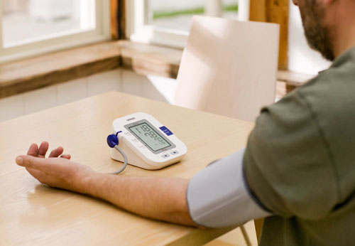 Chế độ đo tự động thực hiện các thao tác đo và hiển thị kết quả chỉ sau 1 lần đo, điều này sẽ giúp người dùng tự đo được chỉ số huyết áp và dễ dàng theo dõi được tình hình sức khỏe của bản thân.