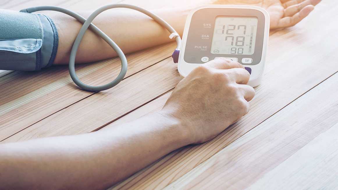 Có nên mua máy đo huyết áp điện tử cảm ứng hay không?
