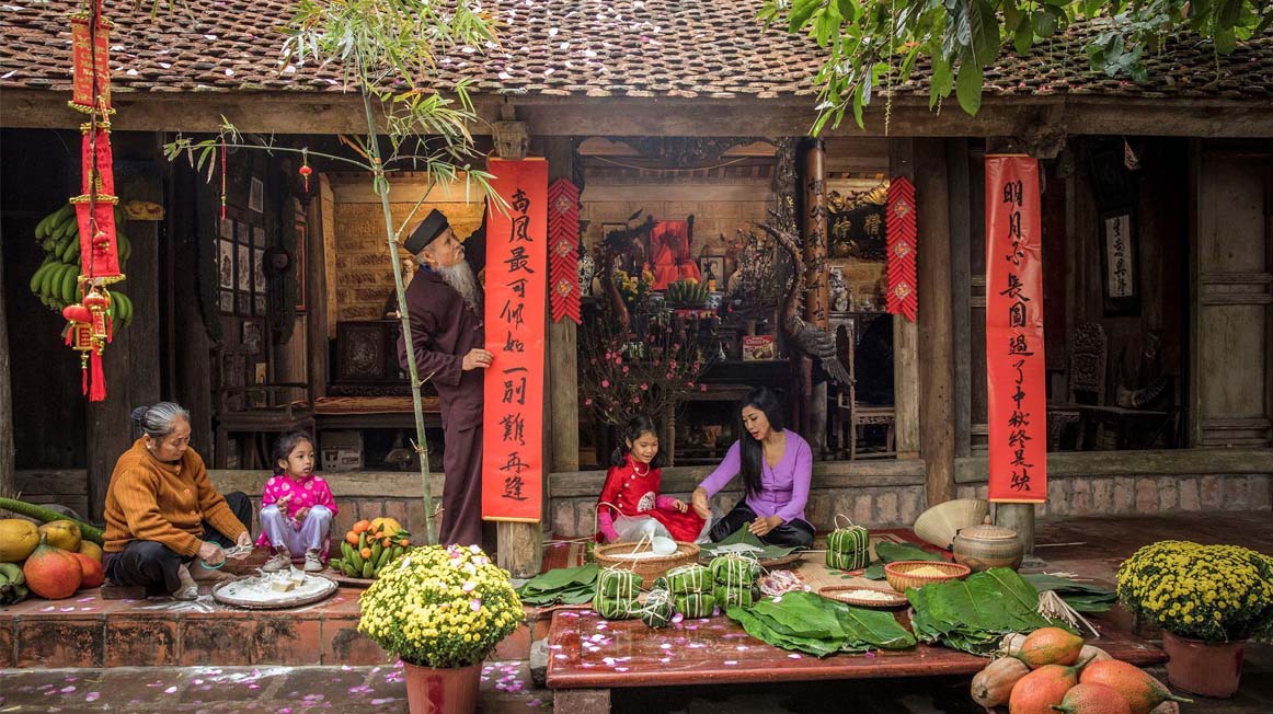Tết Nguyên Đán là ngày lễ truyền thống quan trọng nhất của người Việt Nam, mang trong mình ý nghĩa tình cảm gia đình, kính trọng tổ tiên và mong muốn may mắn trong một năm mới. Hình ảnh những đám hoa đăng rực rỡ, những gia đình sum vầy hạnh phúc sẽ làm tan chảy trái tim của bạn khi xem các hình ảnh về Tết Nguyên Đán.