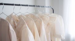 6 Mẹo "Chữa Cháy" Cho Quần Áo Nhăn Nhúm Khi Không Có Bàn Ủi