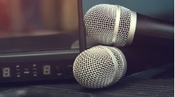 Nên lựa chọn micro có dây hay không dây cho gia đình đam mê ca hát?