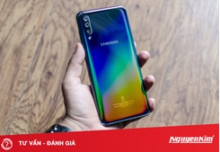 tren-tay-galaxy-a70-doi-thu-dang-gom-trong-phan-khuc-smartphone-tam-trung